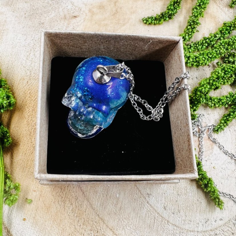 Orgonitová lebka / přívěšek s modrým apatitem - pro komunikaci, inspiraci a jasnost