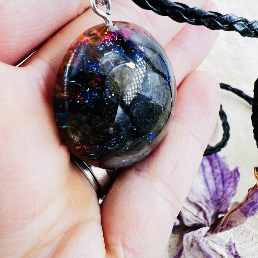 Orgonitový šperk s labradoritem a křišťálem pro sílu, pravdu a ochranu