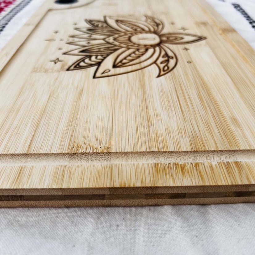 Kulaté akáciové prkénko s rukojetí - Lotosový květ 2