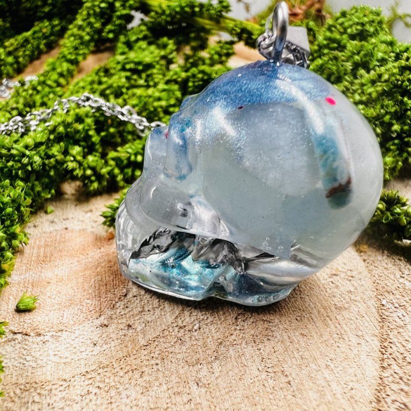 Orgonitová lebka / náhrdelník s akvamarínem - pro klid, odvahu a pravidvou komunikaci