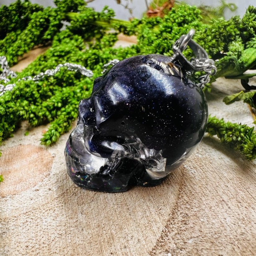 Orgonitová lebka / náhrdelník s modrým pískovcem - pro ambice, víru v sebe, světlo