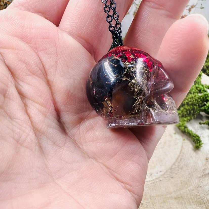 Orgonitová lebka s hematitem - pro uzemnění, ochranu a pevnost