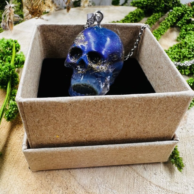 Orgonitová lebka / náhrdelník s modrým achátem - pro klid, rovnováhu a pravdu