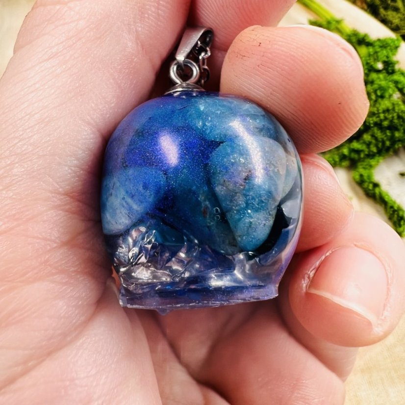 Orgonitová lebka / náhrdelník s modrým apatitem - pro komunikaci, inspiraci a jasnost