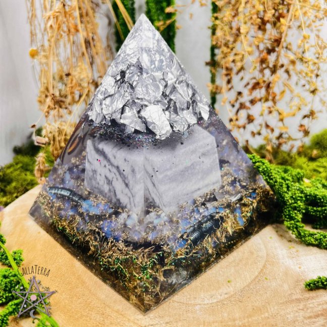 Orgonite pyramid for gentle transformation and concentration