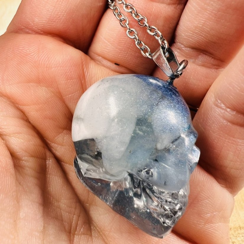 Orgonitová lebka / náhrdelník s akvamarínem - pro klid, odvahu a pravidvou komunikaci