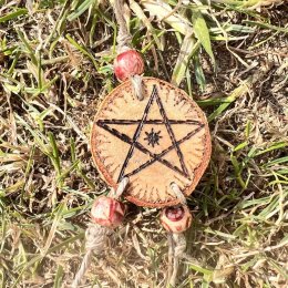Dřevěný pentagram - ochranný talisman na cesty