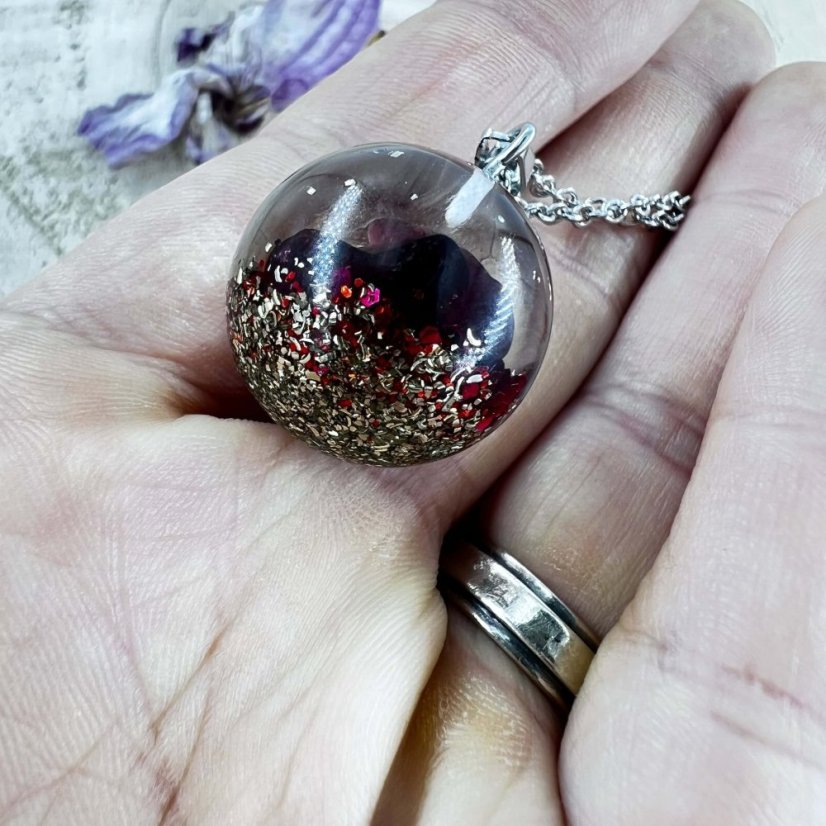 Orgonitový přívěšek s granátem a chryzantémou pro energii, vášeň, sílu