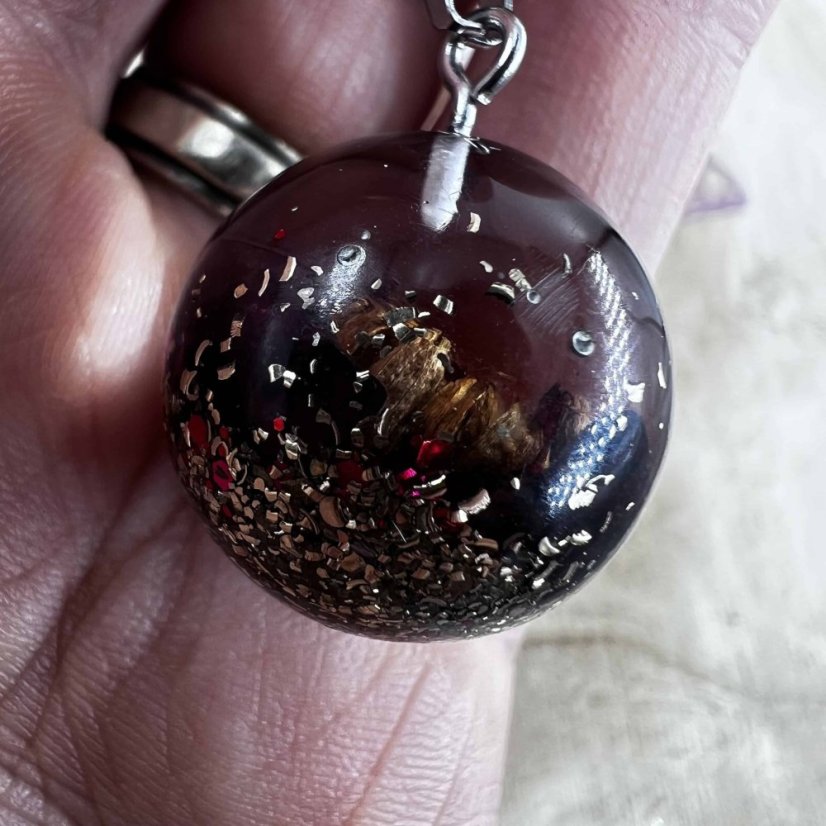 Orgonitový přívěšek s granátem a chryzantémou pro energii, vášeň, sílu