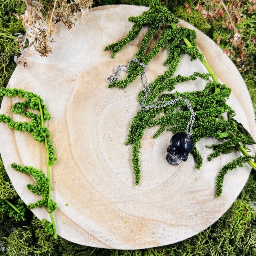 Orgonitová lebka / náhrdelník s modrým pískovcem - pro ambice, víru v sebe, světlo