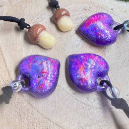 Šperky na přání - srdíčka z pryskyřice a modelované houbičky