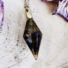 Orgonitové kyvadlo / přívěšek s opálem a granátem pro vášeň, tvůrčí sílu a radost v srdci