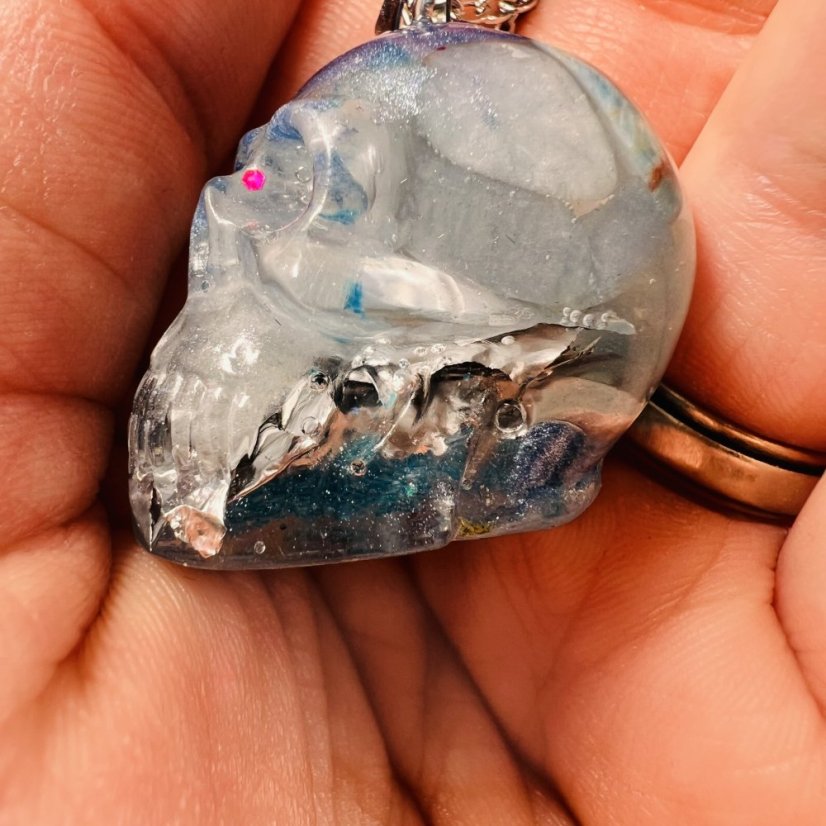 Orgonitová lebka / náhrdelník s akvamarínem - pro klid, odvahu a pravidvou komunikaci