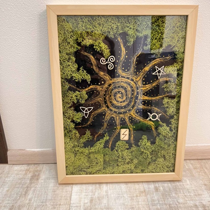 Mechový obraz s magickými symboly - Sluneční spirála