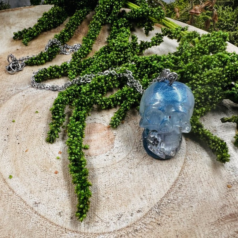 Orgonitová lebka / náhrdelník s akvamarínem - pro klid, odvahu a pravidvou komunikaci