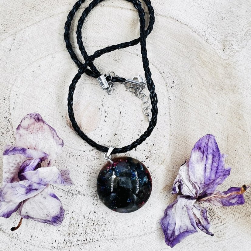 Orgonitový šperk s labradoritem a křišťálem pro sílu, pravdu a ochranu