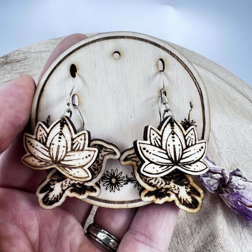 Dřevěná zdobená karta na náušnice - motiv lučních kvítků