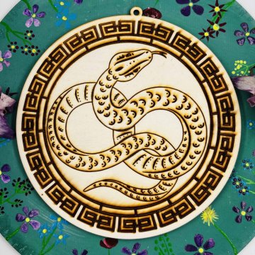 Dřevěná dekorace Had pro proměnu, intuici a životní energii