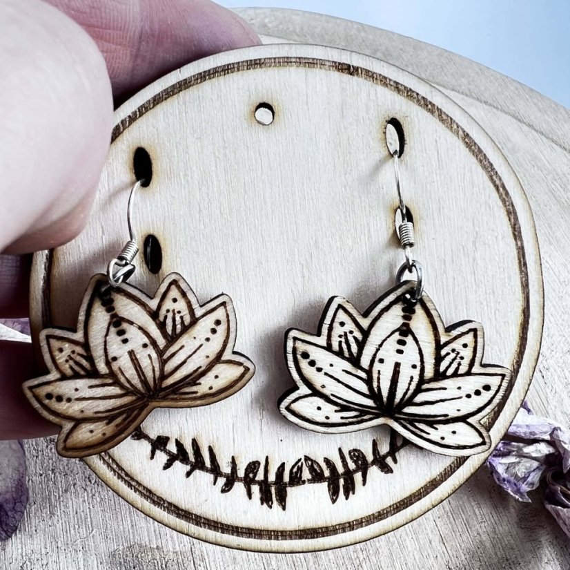 Dřevěná zdobená karta na náušnice - motiv lístků
