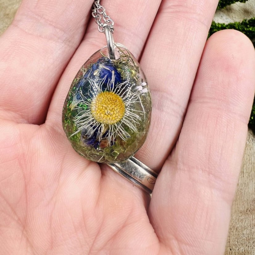 Orgonite necklace - peridot, daisy - renewal, growth
