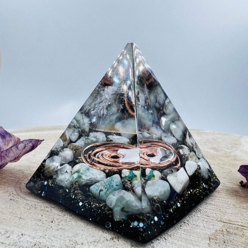 Orgonitová pyramida s křišťálem aqua aura a amazonitem pro čištění prostoru, radost, pozitivní myšlení