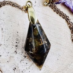 Orgonitové kyvadlo / přívěšek s opálem a granátem pro vášeň, tvůrčí sílu a radost v srdci