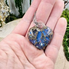 Orgonitové srdce s opály - náhrdelník pro lásku, intuici a kreativitu Orgonitové srdce s opály - náhrdelník pro lásku, intuici a kreativitu