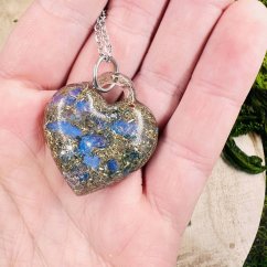 Orgonitové srdce s opály - náhrdelník pro lásku, intuici a kreativitu Orgonitové srdce s opály - náhrdelník pro lásku, intuici a kreativitu