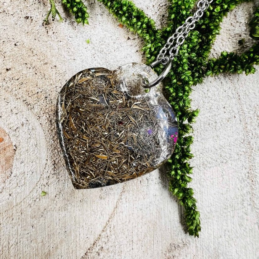 Orgonitové srdce s opály - náhrdelník pro lásku, intuici a kreativitu