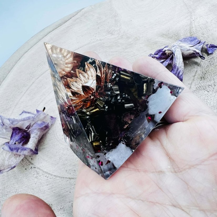 Orgonitová pyramida s lotosem a křišťálem pro klid, lásku a rovnováhu