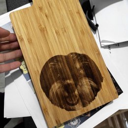 Laserově gravírované prkénko na přání podle fotky