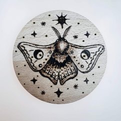 Dřevěný magický podtácek - můra