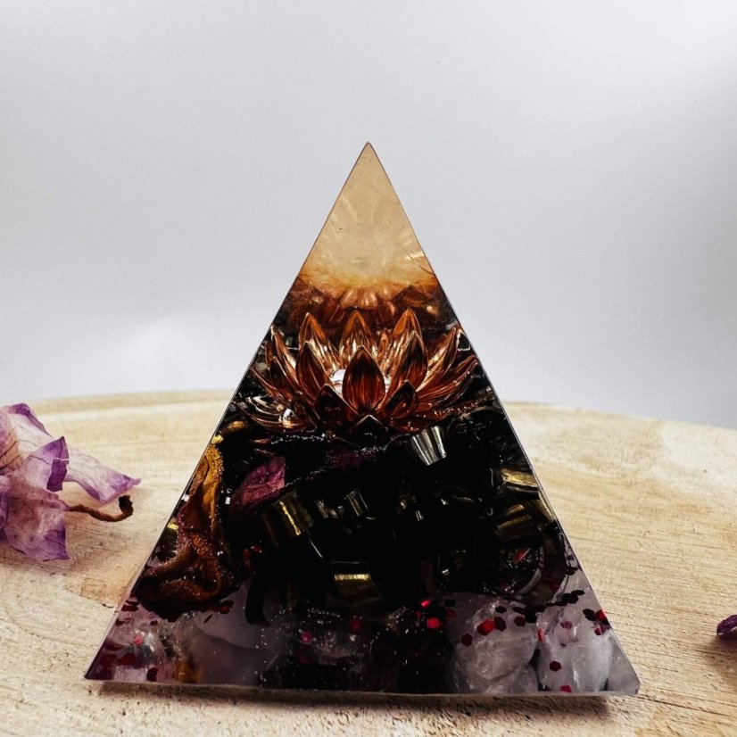 Orgonitová pyramida s lotosem a křišťálem pro klid, lásku a rovnováhu