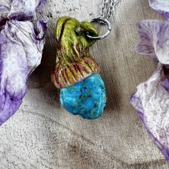 Autorský šperk s modrým tyrkysem pro bezpečí, komunikaci a ochranu