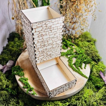 Autorská dice Tower - dřevěná věž na kostky s motivem kamenné zdi