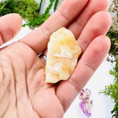 Žlutý kalcit surový – radost, energie a vnitřní světlo