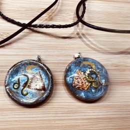 Orgonitový šperk s ručně modelovanou a malovanou pyramidou, sluncem a symbolem lva na přání