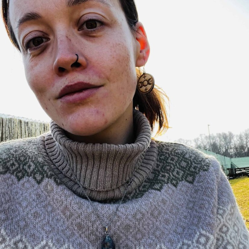 Autorské dřevěné náušnice - trojná bohyně ve hvězdách