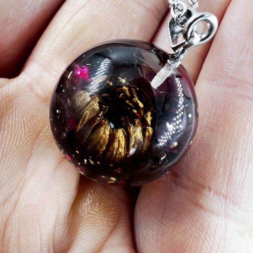 Orgonitový přívěšek s granátem a chryzantémou pro energii, vášeň, sílu