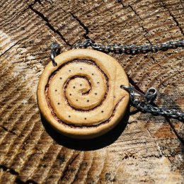 Dřevěný ručně vyřezávaný šperk - Spirála - růst, plynutí