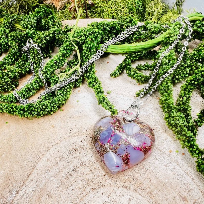 Orgonitové srdce s modrým chalcedonem - náhrdelník pro lásku, laskavost, jemnou komunikaci