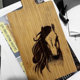 Laserově gravírované prkénko na přání s motivem koně