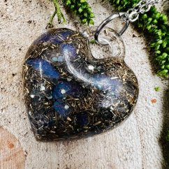 Orgonitové srdce s opály - náhrdelník pro lásku, intuici a kreativitu Orgonitové srdce s opály - náhrdelník pro lásku, intuici a kreativitu