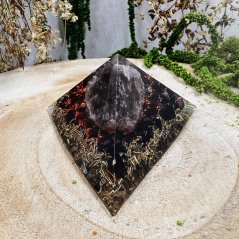 Orgonitový jehlan s křemenem a českým granátem - vitalita a síla