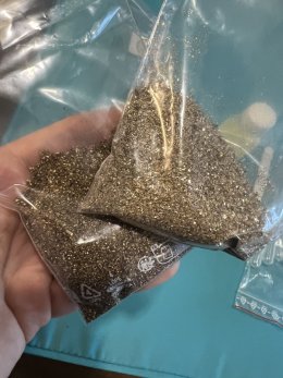 Kovové piliny pro výrobu orgonitů