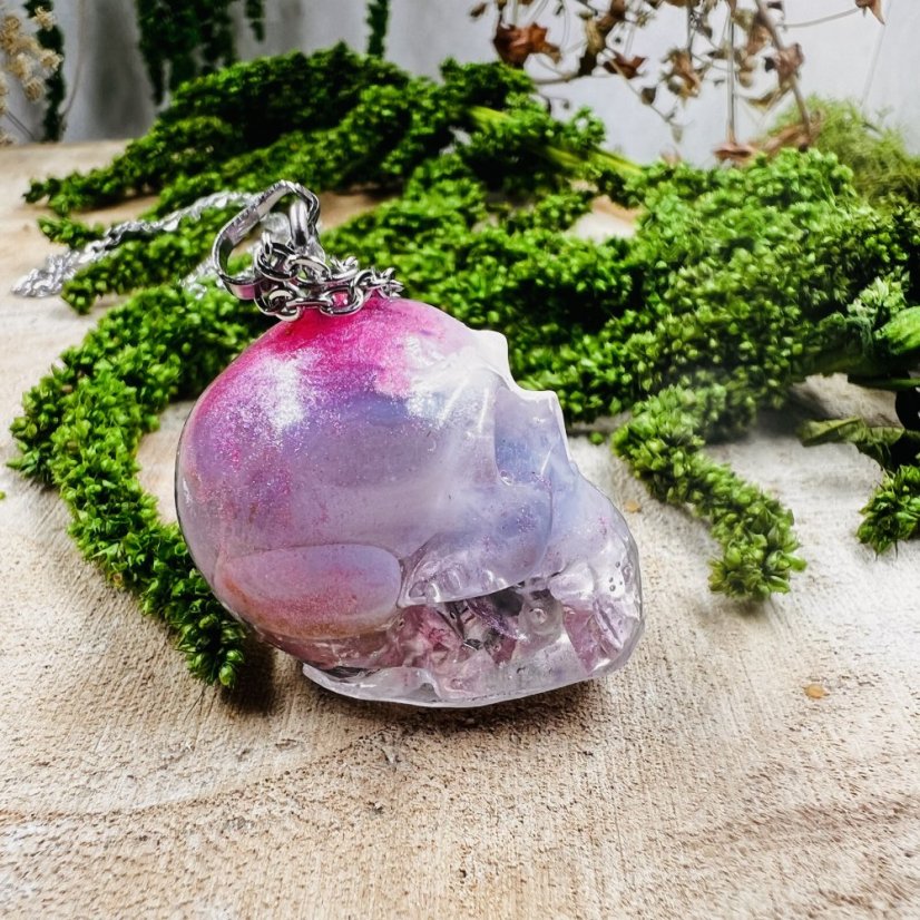 Orgonitová lebka / přívěšek s kunzitem - pro lásku, sebelásku a emoční rovnováhu