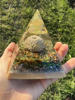 Orgonitová pyramida pro napojení na přírodu a na předky