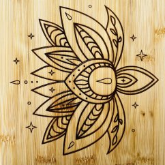 Kulaté akáciové prkénko s rukojetí - Lotosový květ 1 Kulaté akáciové prkénko s rukojetí - Lotosový květ 1