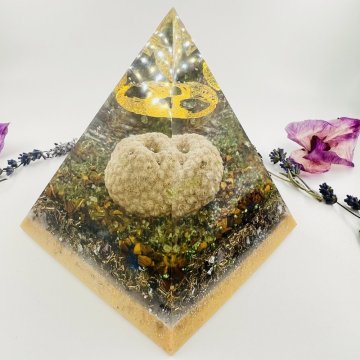 Orgonitová pyramida pro napojení na přírodu a na předky