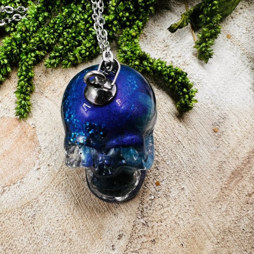 Orgonitová lebka / přívěšek s modrým apatitem - pro komunikaci, inspiraci a jasnost